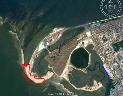 Quem gostar de enguias nessa linha azul apanham-se algumas, a melhor altura para aqui pescar é na enchente e a pescar para dentro do fundao. Não é o sitio mais bonito que se possa encontrar para pescar, mas como fica mesmo em frente á minha casa dá para m