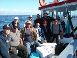 Fotografia do grupo do barco "Evita", onde se vê o peixe-galo