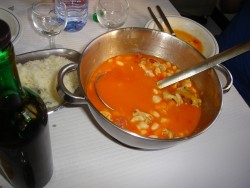 Já a parte final da feijoada de sames, numa das terrinas.