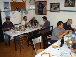 Sentados no restaurante, para devorarmos a feijoada de sames