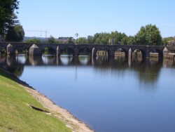 A LINDÍSSIMA PONTE ROMANA A BANHAR O TÂMEGA...