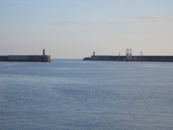 A ENTRADA PARA O PORTO DE LEIXÕES E MARINA DE LEÇA...