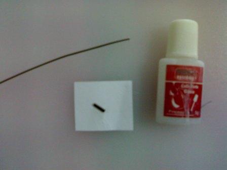 colar um tubinho na ponta do arame.(+ ou - 20 cm) enfiar o tubinho de maneira que na ponta se possa meter o anzol e fique enfiado no tubinho