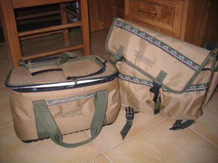 Mala térmica ampla com 2 fechos 8€; Saco: 4 bolsos exteriores, divisória rígida amovível interior, parte impermeável para transporte de iscos amovível também 11€