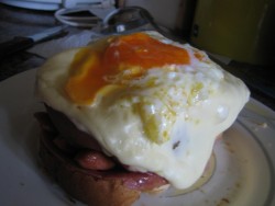 Francesinha após micro-ondas mas ainda sem molho