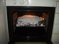O Forno é colocado a uma temperatura de 170Gº e durante uma hora e meia.