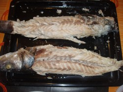 Depois do sal retirado, da-se inicio à retirada da pele, podem não acreditar mas parecia uma sardinha gorda, saio por inteiro.